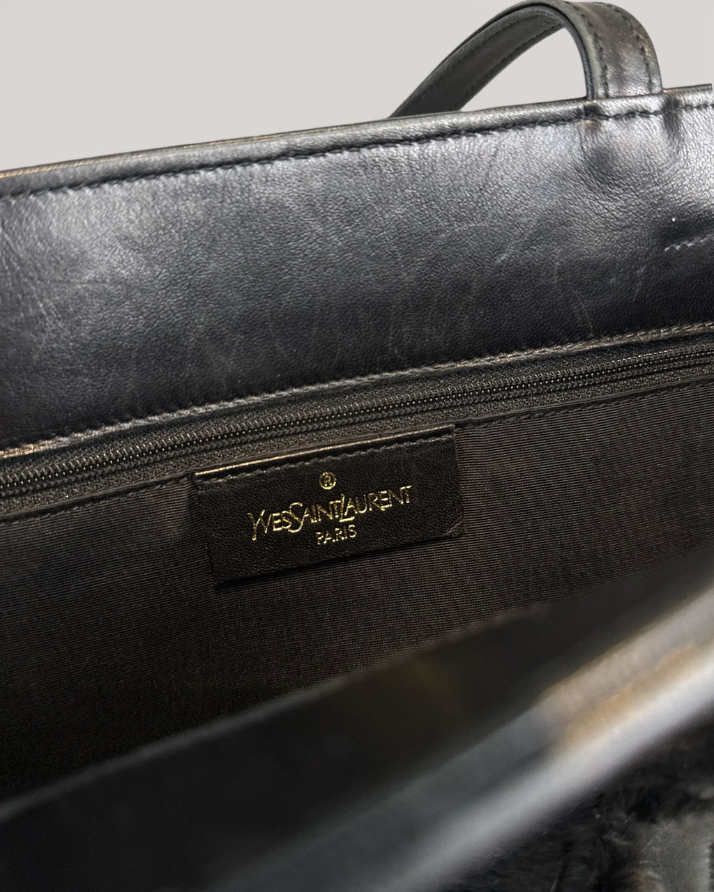 Sac cabas Yves Saint Laurent en cuir noir matelassé